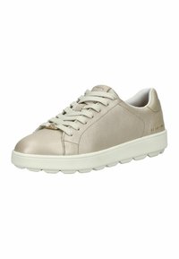 Sneakers in pelle beige con suola in gomma arrotondata, finitura testurizzata e lacci frontali. Presentano un branding discreto sul lato.