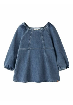Vestito in denim blu per bambino con maniche lunghe gonfie, scollo e polsini elasticizzati e dettagli di cuciture orizzontali e verticali visibili.