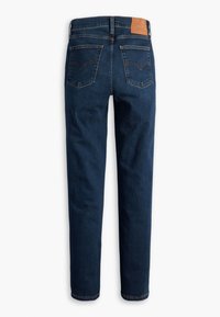 Jean en denim bleu foncé vu de dos avec deux poches arrière et une étiquette de marque en cuir marron sur la ceinture.