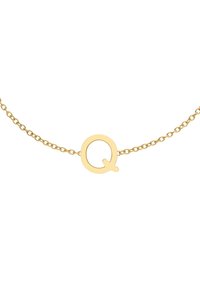 Zlata verižica z obeskom v obliki krožnega črka "Q" z izrezljanim dizajnom, gladko teksturo in enotno polirano površino.