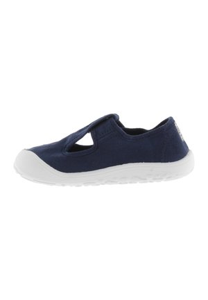 Zapato deslizante de lona en color marino con suela de goma blanca, que presenta acentos laterales recortados para ventilación y un diseño simple y aerodinámico.