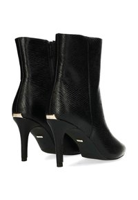 Stivaletti neri con finitura in pelle texturizzata, caratterizzati da un tacco alto e dettagli dorati sul tacco. Chiusura con zip sul retro.