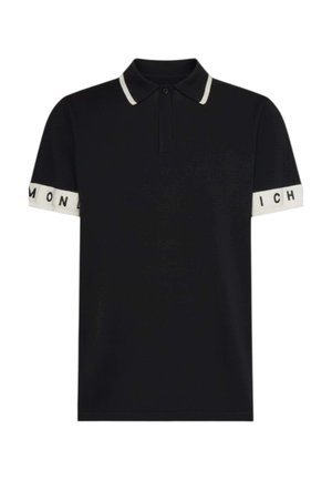 Polo de manga corta negro con ribete blanco en el cuello y los puños de las mangas, con letras negras parciales en los puños.