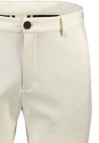 Pantaloni color crema con un tessuto liscio e strutturato. Presentano un chiusura con bottone, passanti per la cintura e tasche laterali. Vestibilità sartoriale con pieghe frontali.