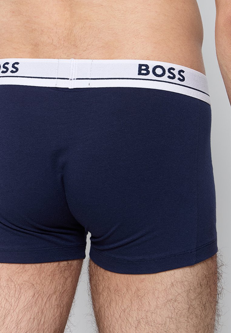 Boxers bleus marine en tissu doux avec une taille blanche comportant "BOSS" en lettrage bleu marine. Conception ajustée, coutures minimales.