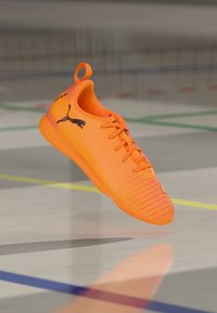 Kerge oranz spordijalanõud, kus on voolav disain, tekstuuriga pind, paelad ja must logo. Kerge ja madala profiiliga konstruktsioon.