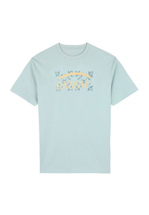 T-shirt en coton bleu clair avec un logo "Oxbow" décoratif, des feuilles vertes et un design en arc jaune sur le devant. Manches courtes.
