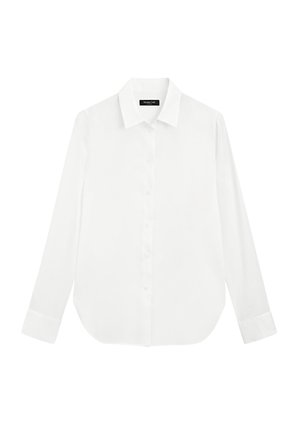 Bílá košile na knoflíky s klasickým límečkem, dlouhými rukávy a zaobleným spodním lemem. Hladká tkanina s jemným leskem, vybavená středovým zapínáním na knoflíky.