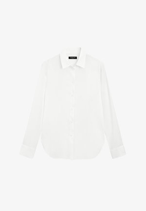 Bílá košile na knoflíky s klasickým límečkem, dlouhými rukávy a zaobleným spodním lemem. Hladká tkanina s jemným leskem, vybavená středovým zapínáním na knoflíky.