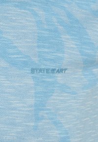 Lichtblauwe katoenen stof met een textuur en een licht gemêleerd patroon; met 'STATE of ART' branding in een donkerdere blauwe kleur.