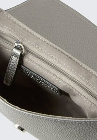 Borsa in pelle grigia testurizzata con fodera in tessuto grigio chiaro, dotata di chiusura a zip e una tasca interna per l'organizzazione.
