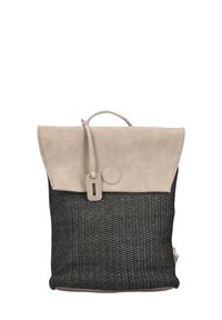 Flap en cuir synthétique crème, corps en tissu texturé noir tissé, poignée supérieure, sangles réglables, étiquette logo, design minimaliste, intérieur non doublé.