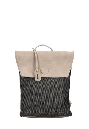 Creme-farbenes Kunstlederklappe, gewebter schwarzer Textilkörper, Griff an der Oberseite, verstellbare Träger, Logo-Tag, minimalistisches Design, nicht gefüttertes Innenfach.