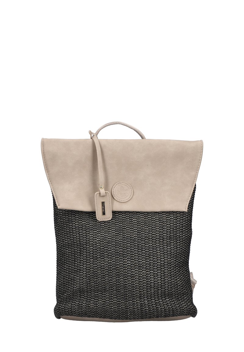 Flap en cuir synthétique crème, corps en tissu texturé noir tissé, poignée supérieure, sangles réglables, étiquette logo, design minimaliste, intérieur non doublé.