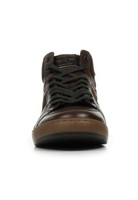 Bruine leren sneaker met grijze veters, ronde neus, tanrubberen zool en een blauw-gouden label op de tong. Gelaagd zijpaneel detail.