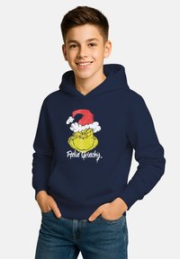 Felpa con cappuccio blu navy in cotone con tasca frontale, con una grafica del Grinch che indossa un cappello di Babbo Natale e la scritta "Feelin’ Grinchy."