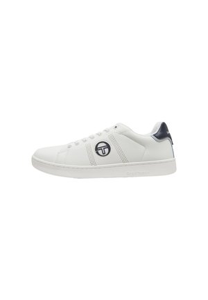 Hvite lave sneakers med svart logo på siden og hælklakk, snøresystem og flat såle.