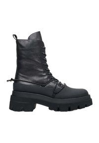 Zwarte veterschoenen tot de enkel van leer met een chunky platformzool, met een gestructureerde afwerking en een treklus aan de achterkant.