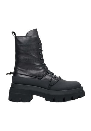 Schwarze Schnürstiefelette aus Leder mit einer massiven Plateausohle, die eine strukturierte Oberfläche und eine Zugschlaufe an der Rückseite aufweist.