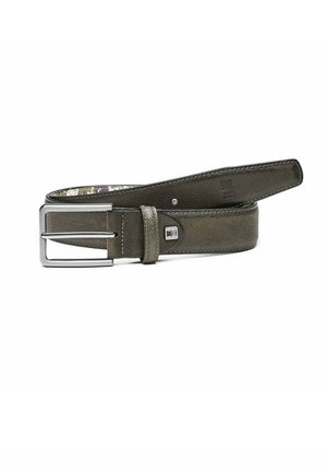 Leather belt in olive green with a smooth texture. Silver rectangular metal buckle and detailed stitching along the edges.
