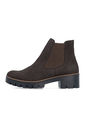 Bottine en daim marron foncé avec panneau latéral élastique, semelle noire épaisse et petit talon bloc pour un usage décontracté ou formel.