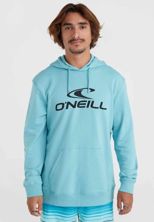 Ljusblå hoodie med framficka, dragsko i huva och svart O'Neill-logga. Modell som bär randiga blå shorts. Slät tygtextur.