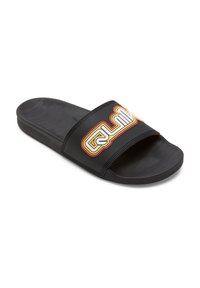 Svart slide-sandal med en bred rem med flerfärgad text, slät gummikvalitet, formad fotbädd och platt sula.