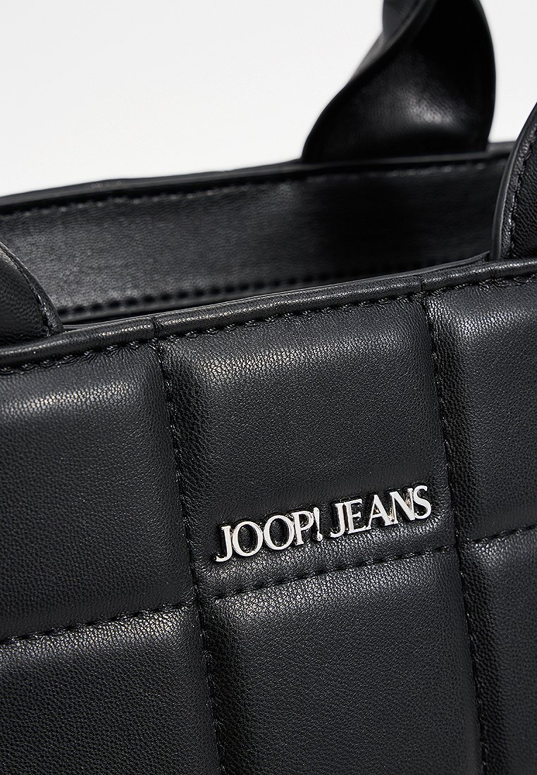 Schwarze Lederhandtasche mit gesteppter Gestaltung, silbernem Logo-Detail "JOOP! JEANS" und kurzen Griffen für einfachen Transport.