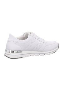 Scarpa sportiva bianca con tomaia in tessuto a rete, perforazioni decorative e un accento metallico sul tallone. Presenta una suola testurizzata e lacci.