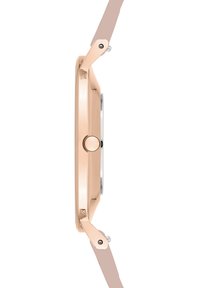 Montre en or rose avec un boîtier rond, surface lisse, dos en argent et un bracelet en cuir rose. Présente une couronne proéminente et des accents matériels raffinés.