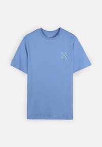 T-shirt bleu clair à manches courtes et col rond avec un petit motif de feuille verte sur le côté gauche de la poitrine.