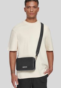 Dropsize EESSENTIALS  - Ülerinna-kott - black