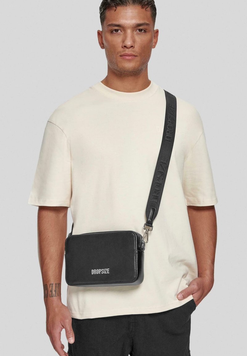 Dropsize EESSENTIALS  - Ülerinna-kott - black