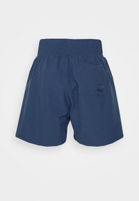 Námořnické modré šortky vyrobené z lehkého materiálu, s elastickým pasem, zadní kapsou a jednoduchým designem bez vzorů nebo akcentů.