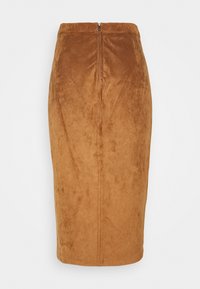 Brauner, faux Wildleder Bleistiftrock mit einem Reißverschluss hinten. Besitzt eine glatte Textur und ein knielanges Design. Schlichte, taillierte Silhouette.