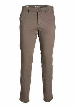 Brązowe męskie spodnie o kroju slim fit z zapięciem na guzik i zamek błyskawiczny, szlufkami na pasek oraz przednimi kieszeniami, prezentowane na białym tle.