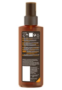 Brun plastflaska med sprayhuvud, fylld med solkräm. Etiketten har flerspråkig text och symboler, med viktiga detaljer i svart och orange.