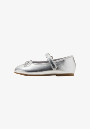 Scarpa Mary Jane argentata per bambini con piccolo fiocco sul davanti e cinturino in velcro, suola piatta color cuoio, vista laterale su sfondo bianco.