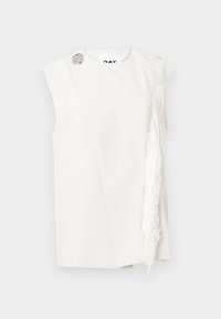 Valge varrukateta top külgmise satsiga, hõbedane nööriaksent õlal, sile kangas struktureeritud disainiga, minimalistlik siluett.