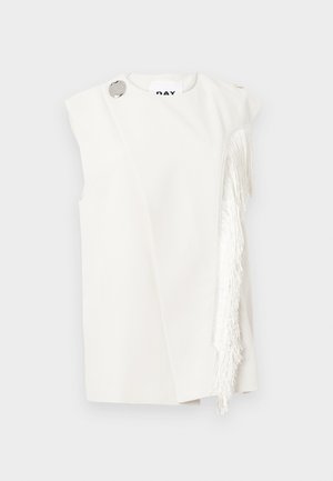 Top branco sem mangas com detalhe de franjas laterais, botão prateado no ombro, tecido suave com design estruturado, silhueta minimalista.