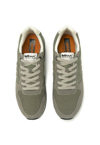 Zapatillas deportivas en verde y gris con parte superior texturizada, detalles de malla y cordones planos. Cuentan con una plantilla acolchada y suela de goma.