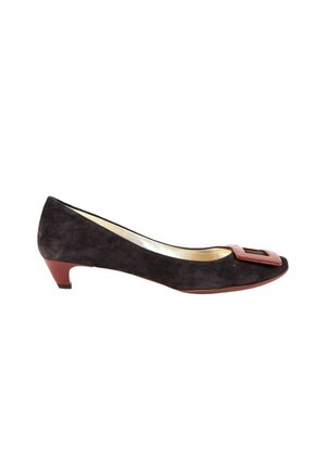 Chaussure femme en daim noir à talon bas avec un petit talon marron et une grande boucle décorative marron sur l’avant.