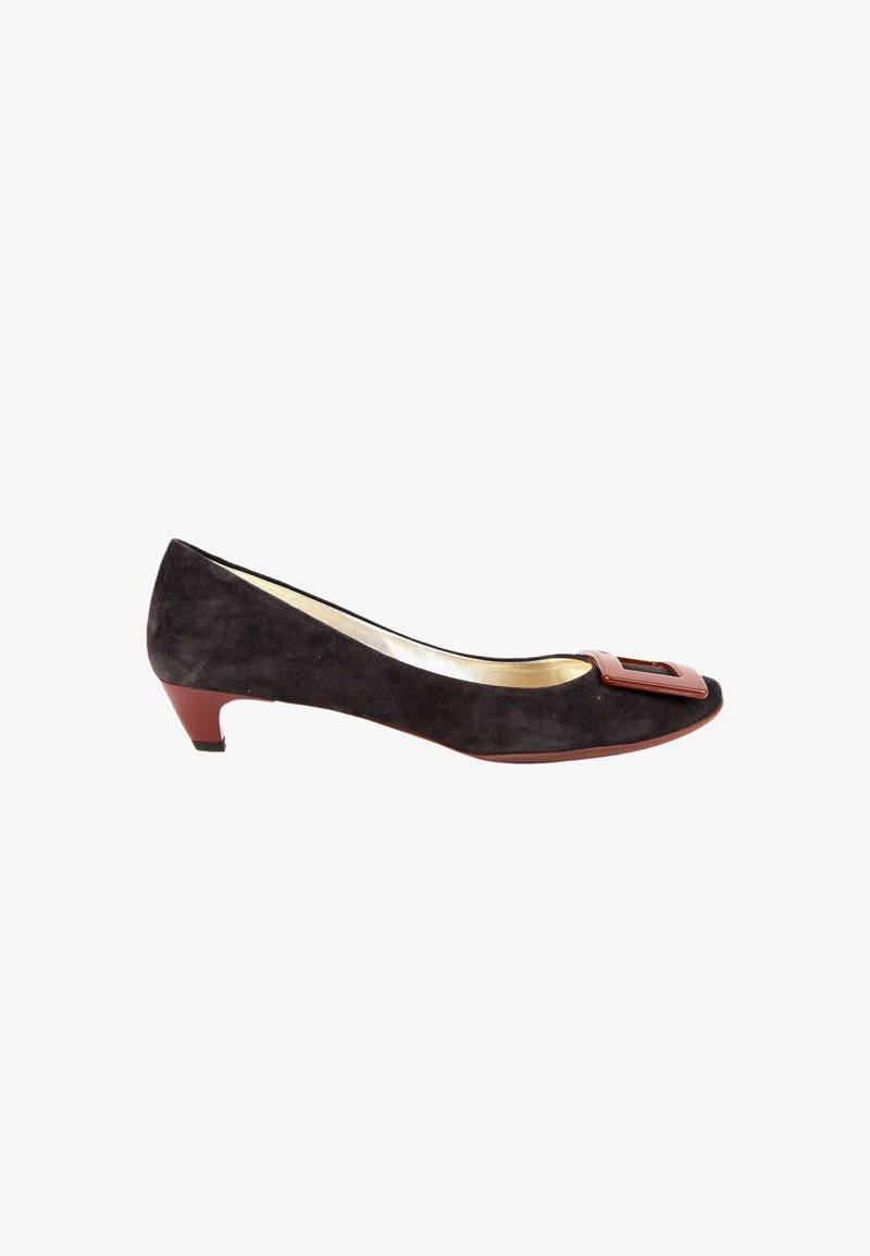 Chaussure femme en daim noir à talon bas avec un petit talon marron et une grande boucle décorative marron sur l’avant.