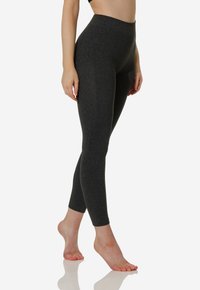Leggings a vita alta, aderenti, in tessuto grigio scuro, caratterizzati da una superficie liscia e senza cuciture o motivi visibili.