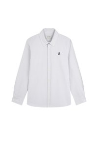 Camisa blanca de botones con finas rayas verticales grises y un pequeño logo de calavera y tibias cruzadas oscuras en el lado izquierdo del pecho.