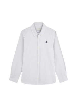 Camisa blanca de botones con finas rayas verticales grises y un pequeño logo de calavera y tibias cruzadas oscuras en el lado izquierdo del pecho.