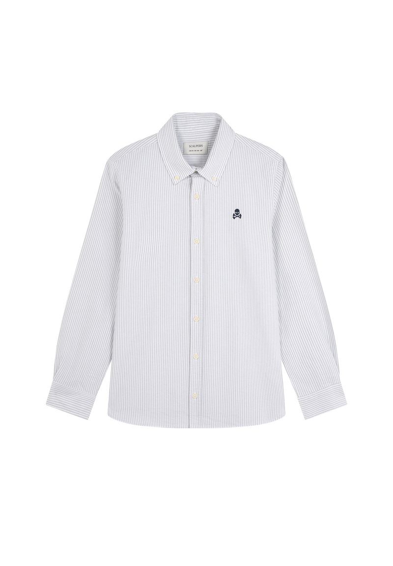 Camisa blanca de botones con finas rayas verticales grises y un pequeño logo de calavera y tibias cruzadas oscuras en el lado izquierdo del pecho.