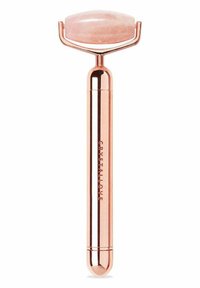 Różowy kwarcowy roller do twarzy z zaokrągloną głowicą kamienną i metalowym uchwytem w kolorze różowego złota. Napis na uchwycie brzmi "CRYSTALLOVE".