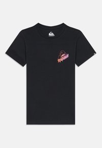 T-shirt de algodão preta com mangas curtas e gola redonda. A parte da frente apresenta um design gráfico multicolorido em tons de rosa e laranja.