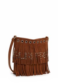 Bolso de ante marrón con flecos y tachuelas plateadas, cierre superior con cremallera y correa de hombro ajustable. Presenta una superficie texturizada y acentos metálicos circulares.